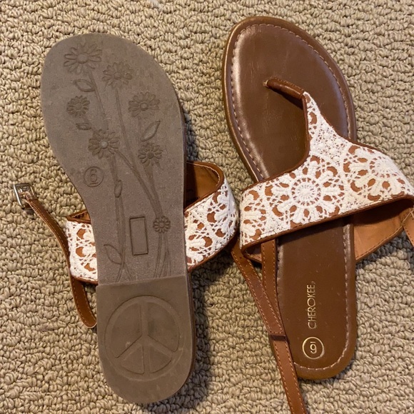 Thong leather Sandals with lace detail - Picture 3 of 3